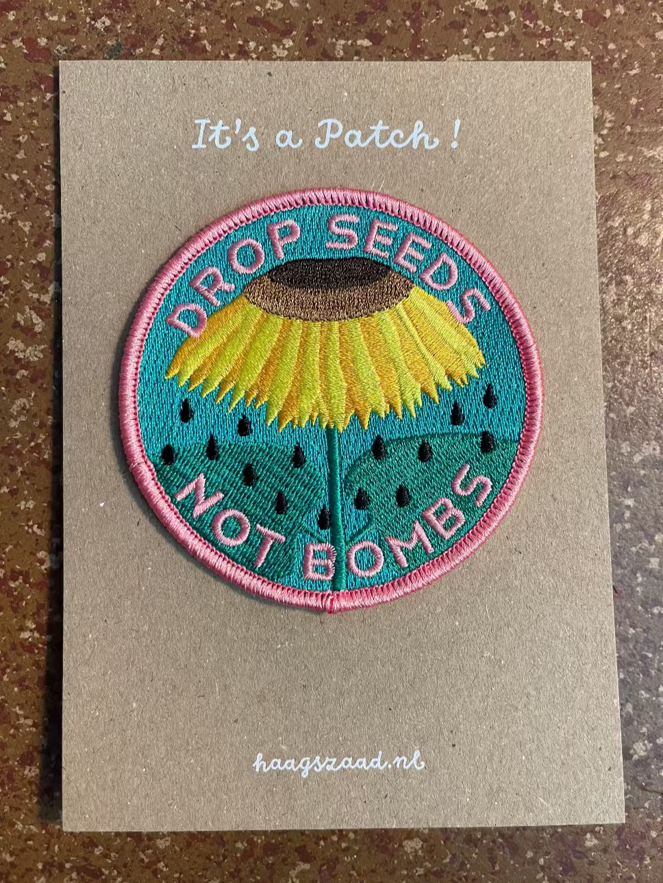 Haags Zaad - geborduurde patch DROP SEEDS NOT BOMBS Zonnebloem