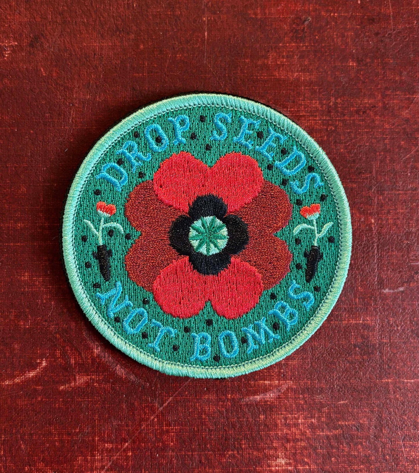 Haags Zaad geborduurde patch 'DROP SEEDS - NOT BOMBS' 2.0