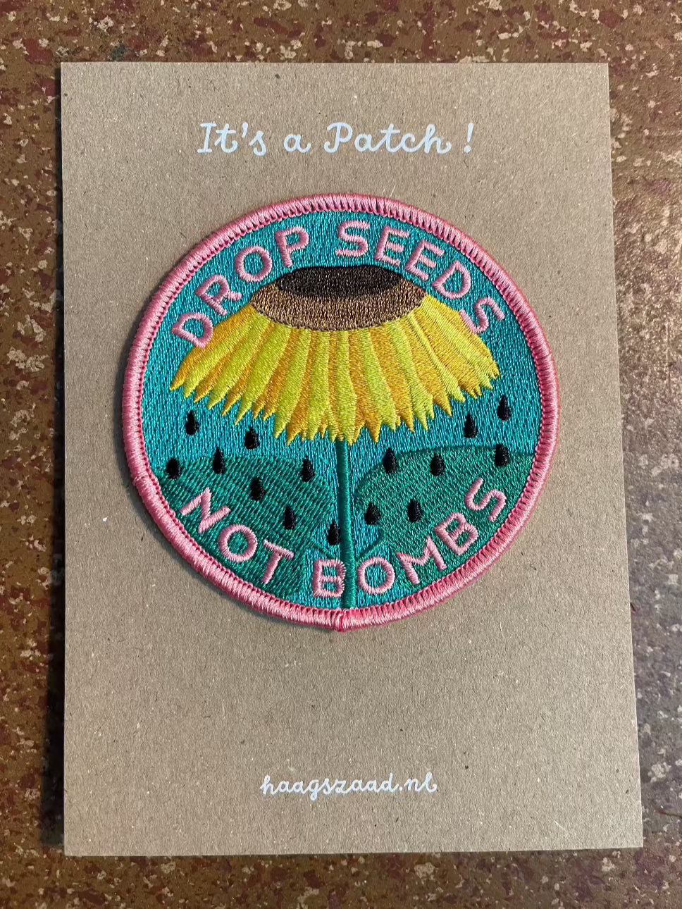 Haags Zaad - geborduurde patch DROP SEEDS  NOT BOMBS Zonnebloem