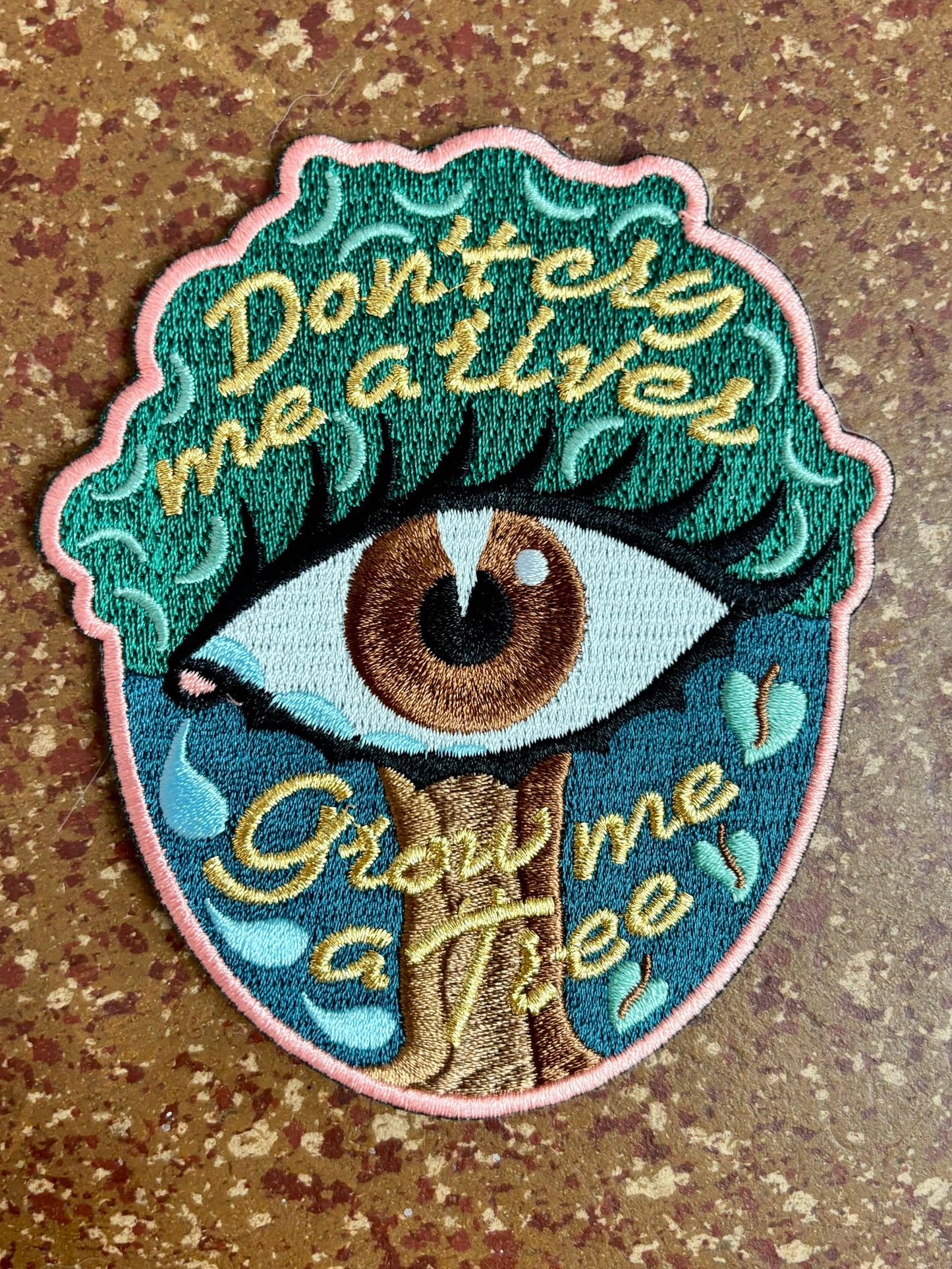 Haags Zaad geborduurde patch Don't cry me a river, Grow me a Tree